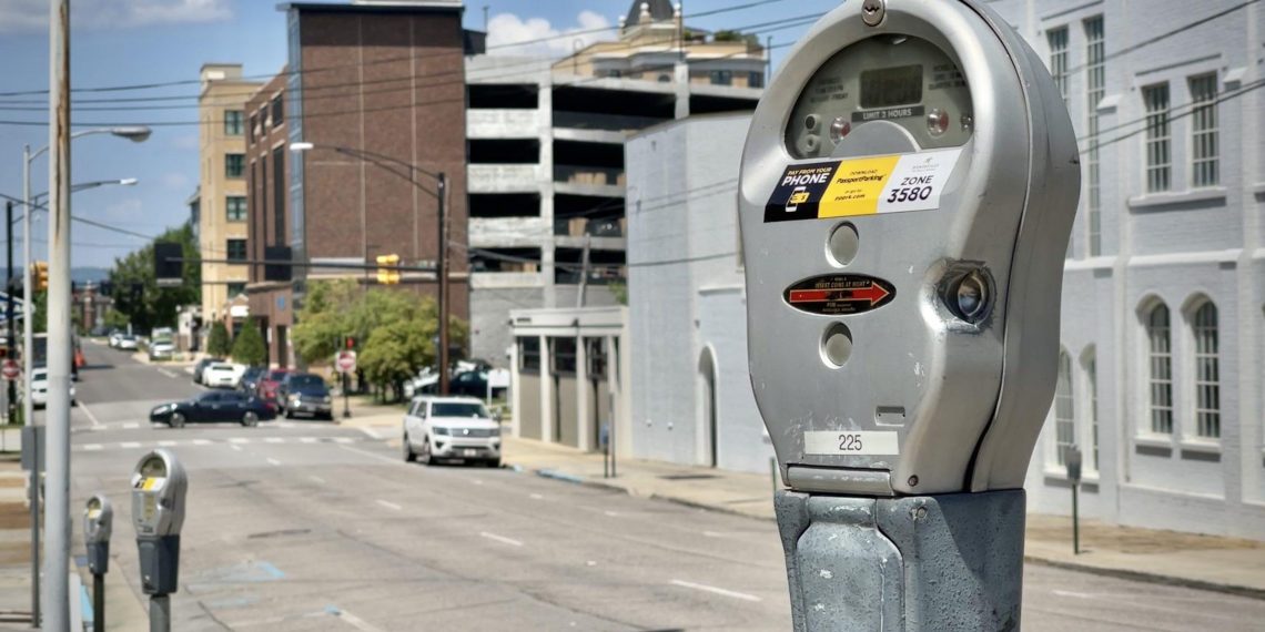 주차 자리 찾느라 헤매던 헌츠빌…이제 끝?