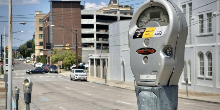 주차 자리 찾느라 헤매던 헌츠빌…이제 끝?