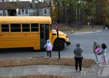 “운전기사 쓰러지자 직접 버스 멈췄다”…중학생들 기적의 대응
