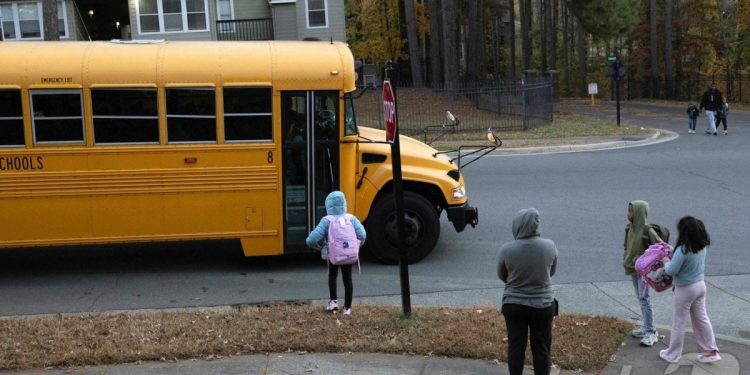 “운전기사 쓰러지자 직접 버스 멈췄다”…중학생들 기적의 대응