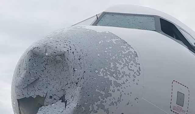 “전쟁터 뚫은 줄”…우박 맞은 여객기, 기체 찢겨 긴급 회항