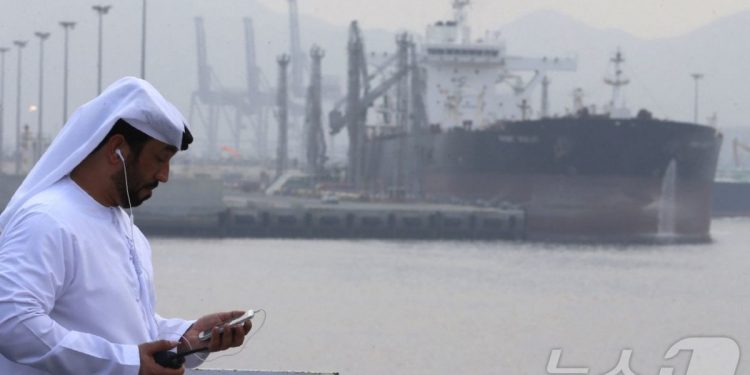 “시작하자마자 피격”…호르무즈 긴장 폭발 직전