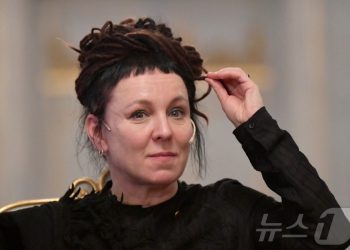 노벨상 작가도 AI 썼다?…“자기야” 발언에 문학계 발칵