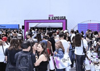 “K팝 보러 왔다가 라면 먹고 화장까지”…LA 뒤집은 ‘K-스타일’