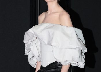 “10년간 왼쪽 눈 거의 안 보였다”…앤 해서웨이, 충격 고백