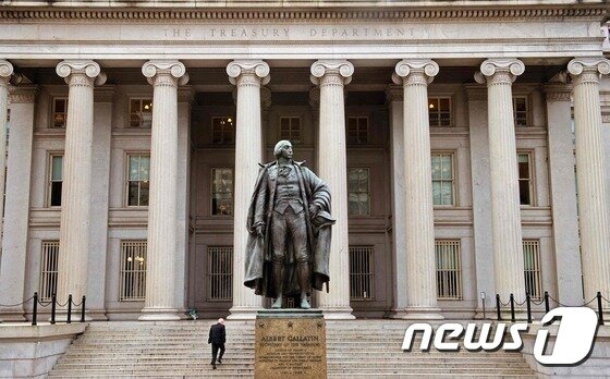 트럼프 얼굴 들어간 250달러 지폐 추진 논란…반대한 국장 전보 조치