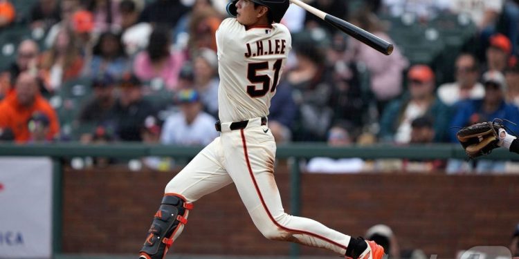 이정후 미쳤다! 4안타 폭발…MLB 타율 2위·16경기 연속 안타 신기록 타이