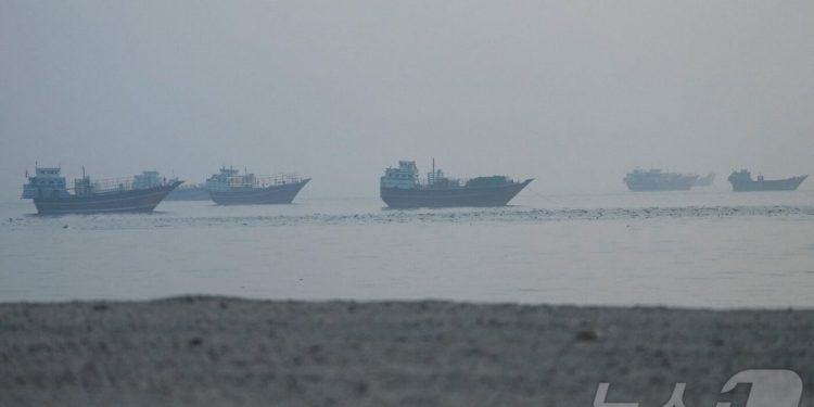 종전 합의에도 호르무즈 해협은 여전히 한산…유조선 운항 재개 더딘 이유는