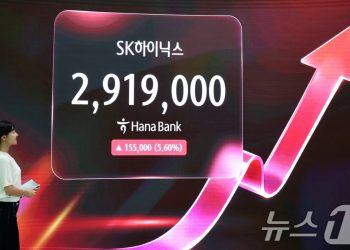 SK하이닉스, 삼성전자 넘었다…25년 만에 코스피 시총 1위 교체