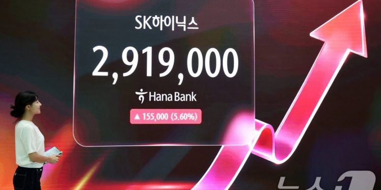 SK하이닉스, 삼성전자 넘었다…25년 만에 코스피 시총 1위 교체
