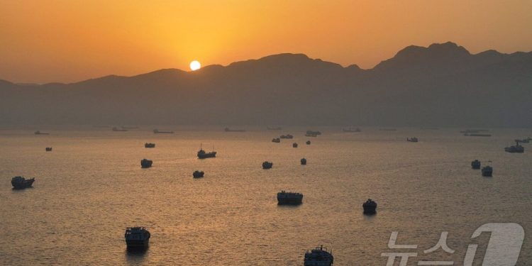 “지정 항로 벗어나면 발포”…호르무즈 해협 첫 실사격, 세계 물류시장 긴장