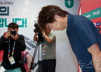 홍명보 결국 사퇴…월드컵 탈락 책임지고 지휘봉 내려놨다