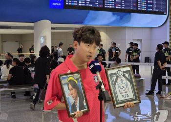 공항에 등장한 ‘한국 축구 영정사진’