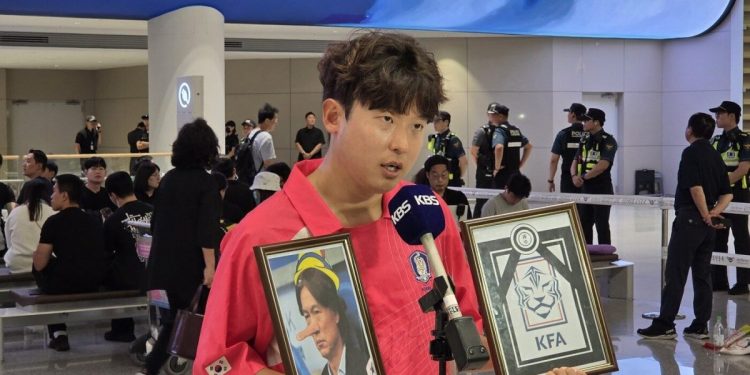 공항에 등장한 ‘한국 축구 영정사진’
