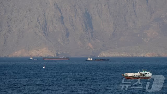 호르무즈 해협서 UAE 유조선 2척 피격…인도 선원 1명 사망