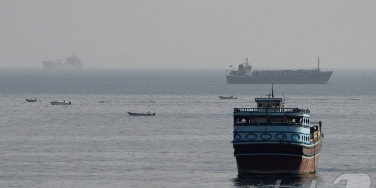 호르무즈 해협 사실상 ‘마비’…하루 130척 다니던 길에 단 3척