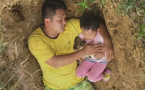 딸 위해 직접 팠던 ‘무덤’…9년 뒤 해바라기 꽃밭이 됐다