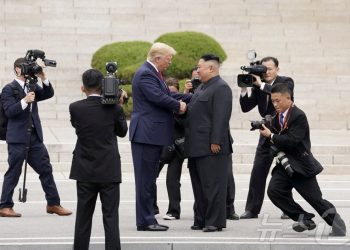 트럼프 “김정은 핵무기 57개 보유…올해 안에 직접 만날 것”