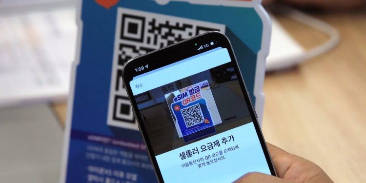 “요즘 누가 로밍해요”…해외여행객 e심 급증에 이통사 ‘로밍 효자상품’ 흔들