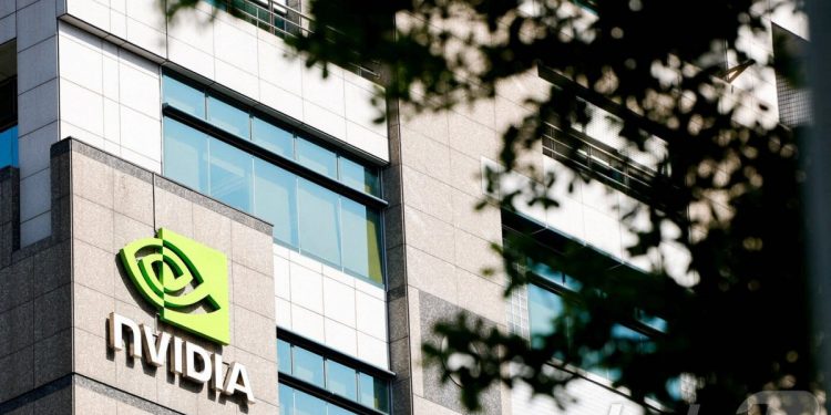 엔비디아 AI 서버 중국에 몰래 빼돌리려다…대만서 직원 등 9명 기소
