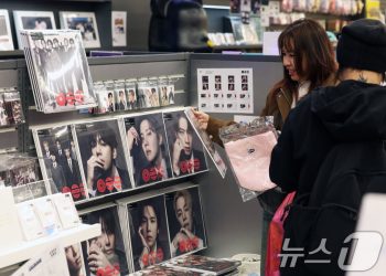 스트리밍 시대에 CD가 돌아왔다…K팝 타고 美 판매량 16% 급증