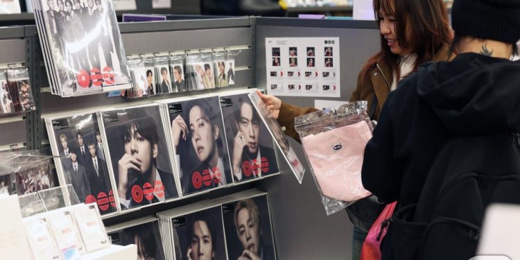 스트리밍 시대에 CD가 돌아왔다…K팝 타고 美 판매량 16% 급증