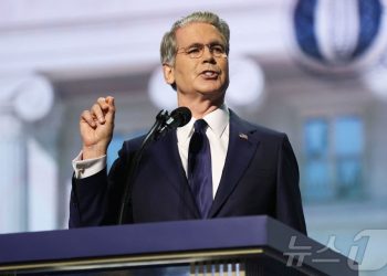 “서류 던지고 욕설·고성”…베선트 미 재무장관 리더십 논란