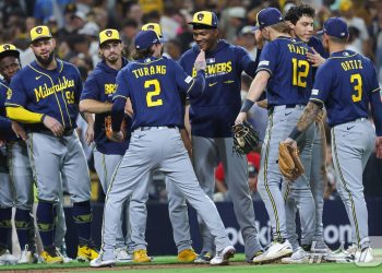 밀워키, 샌디에이고 꺾고 NLCS 진출…다저스와 월드시리즈행 맞대결