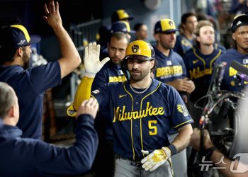 밀워키, 다저스 벼랑 끝 몰았다…NLCS 3연승 ‘월드시리즈 1승 남았다’