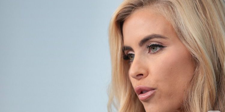 “변호사 시험 합격한 적 없다”…美 백악관 대변인 자격 논란
