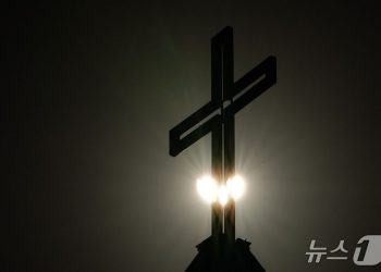 미사 중 십자가상 떨어져…에콰도르 신부 숨져