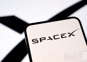 스페이스X, 美 기지국 8만곳 이용 협상…이동통신 4위 사업자 노린다