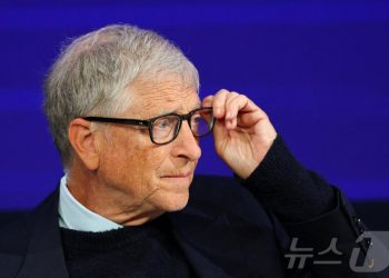 빌 게이츠 “AI는 인류 역사상 격변 가져올 것…전환기 20년이 걱정”